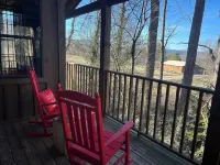Peaceful, extremely clean Treehouse  cottage 10 min. from National Park entrance