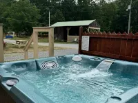 Charming 3-Bedroom 5 Bed Hottub Cabin WiFi in Scenic Seneca Rocks West Virginia 彭德爾頓縣酒店