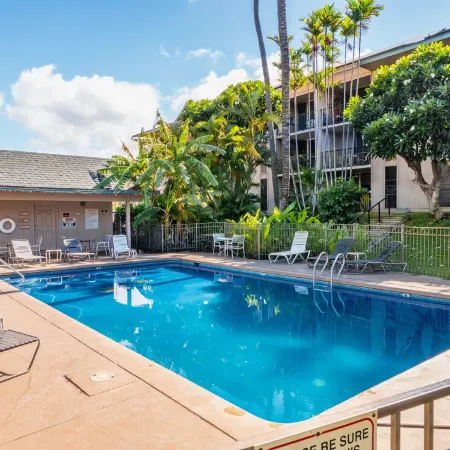 Pool View, 5Min Walk to Charley Young or Kam 1 Beach, Comfortable King-Bed. AC