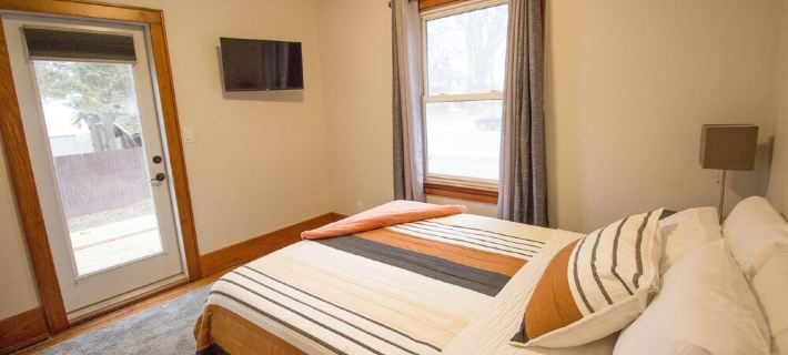 Entire House with a hot tub within a block to Frankenmuth's Main street. Hotels in Frankenmuth