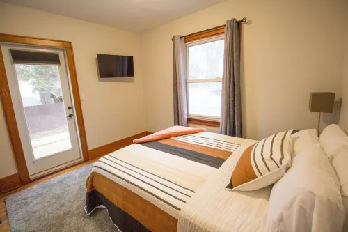 Entire House with a hot tub within a block to Frankenmuth's Main street. - 4 stjerner
