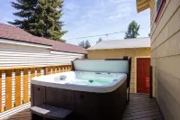 West Side Gem │Two King Suites │Walk Everywhere │Hot Tub │Large Living Space