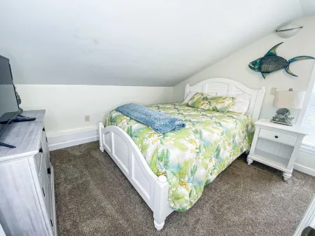 "SEASHELL" 4 Bedroom Home  Steps from Lake Erie Sleeps 13