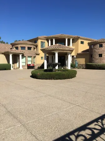 Biltmore Golf and Resort (just steps away from the fabulous Biltmore Hotel) Отели рядом с достопримечательностью «Пистева Пик»