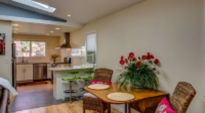 Gorgeous New Canyon Cottage steps to 5 star Broadmoor and limitless trail system
