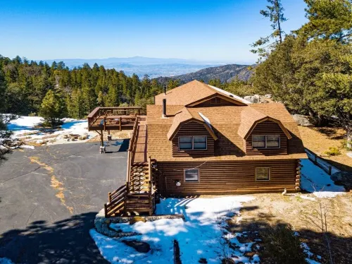 Luxury Hilltop Log Cabin on 4.5 Acres. Panoramic Views and Pet Friendly