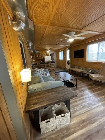 Fresh decor short walk to dock/ swim/ boat side tie Отели в г. Осеола Тауншип