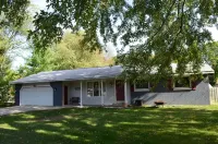 Summer dates available close to Lake MI & downtown! Pool table, Grill & Fire Pit