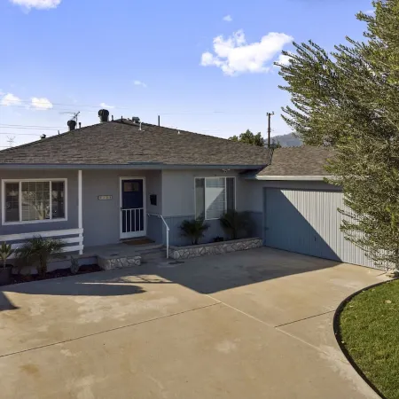 Charming 5 bedroom with a putting green