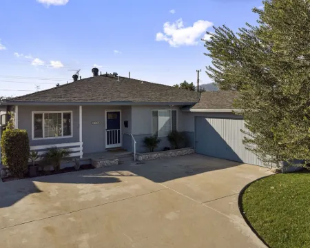 Charming 5 bedroom with a putting green Hotels in Glendora