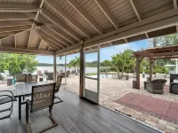 Luxury Hideaway - Lakefront - Mini Golf, Pool + More! Hotels in Seffner