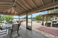 Luxury Hideaway - Lakefront - Pool & Games