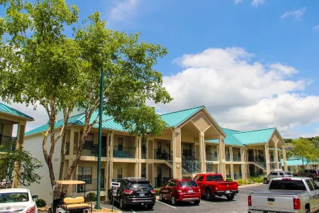 Emerald Bay Condo On-Site Marina Boating, Golf, WiFi, 2 pools, 4 Flatscreen TVs