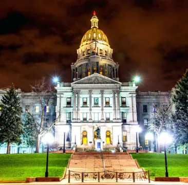 Chic Apt w/parking - Walk to Capitol, Convention Center, museums & shops!