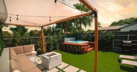 6BR Fun Oasis w/ Jacuzzi, BBQ & Retro Game Room