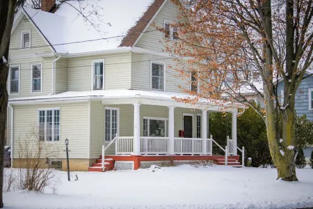 Beautiful home in a charming neighborhood. Close to dwntwn Geneva & Seneca Lake. Отели в г. Женева