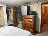 private entrance 1 bedroom/bath by airport & shopping Fairbanks with WiFi