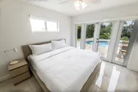 Luxury 5BR 3 Baths On the water Great Location 5 Min to Beach  Heated Salt pool