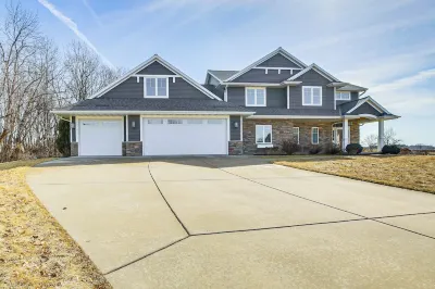8 Mi to Lambeau Field: Family Home in De Pere! Hotel di De Pere