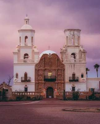 Space Jungle Studio with Free Parking, King Bed walk to UofA, Nightlife and Food