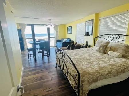 2bd2 1/2ba sleeps8 1st&2fltownhouse onbeachw/dolphin views,boating,tennis,fishin