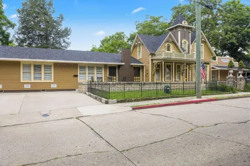 Tower House Inn: Charming 3BD/2.5BA BNB w/Private Parking & Walk to Downtown - 4 stjerner
