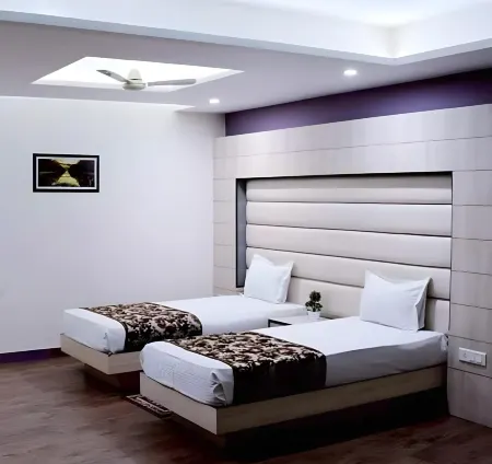 Homansh Galaxy Hotel Отели рядом с достопримечательностью «Moti Jheel»