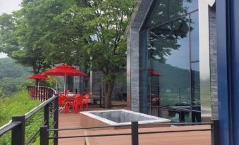 Anseong Yongseol Lake Tourist Farm