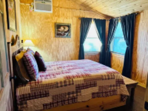 Private, quiet, rustic cabin. Minutes from Old Tunnel State Park