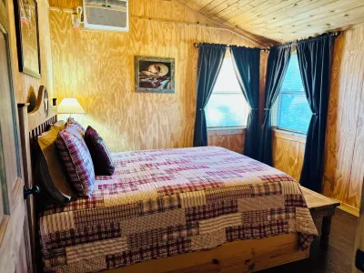 Private, quiet, rustic cabin. Minutes from Old Tunnel State Park Hotels near Hill Country Miniatures Museum