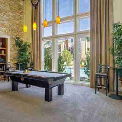 NEW Chic 2BR Stay with Heated Pool, Gym & Mini Golf Fitness & Recreational Facilities