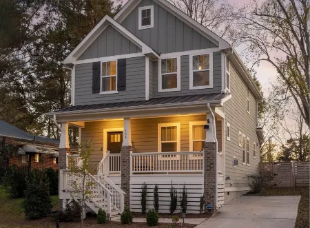 Stylish Durham Getaway Near Duke / DT - Fun Backyard