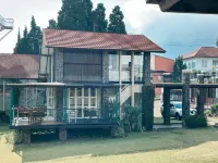 De Villa Istana Bunga by HouseinBandung Hoteller i Karyawangi