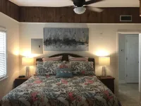 Stone Crab Cottage: Directly Across from Gulf, Pet Friendly