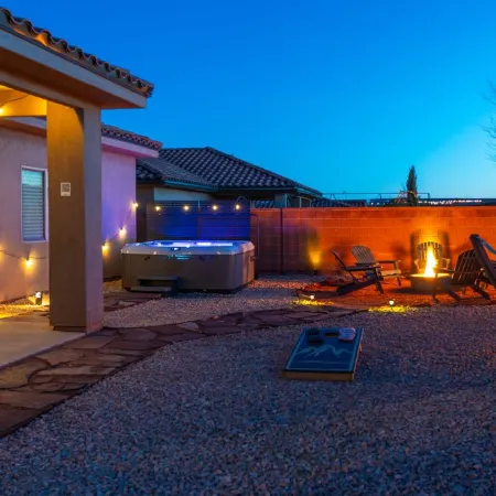 Red Rock Hangout: 5 Min to Antelope & Horseshoe + Hot Tub + Firepit + Game Room