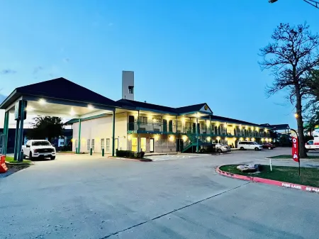 Rodeway Inn Garland Harbor Point Отели рядом с достопримечательностью «Herman Marshall Whiskey»