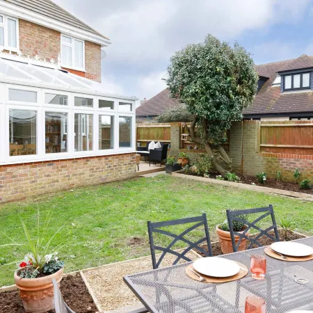 Spacious 4-Bed Seaside Retreat in Selsey