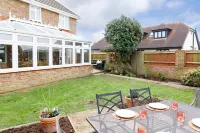 Spacious 4-Bed Seaside Retreat in Selsey Hotels in Selsey