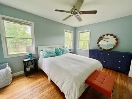 Paddle board? Beach Sunsets? Fine dining? Vineyards? This is the ideal getaway. Отели рядом с достопримечательностью «Sag Harbor Historical Museum: The Annie Cooper Boyd House»