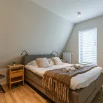 Huswell - Spacious Top-Floor Apartment with Private Parking