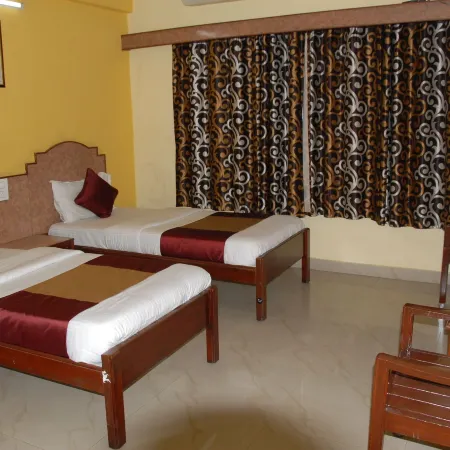 Hotel Bhavani Lodge Отели рядом с достопримечательностью «Конгресс-центр Subham»
