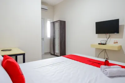 RedDoorz Near Pacific Mall Tegal 2 Hôtels à : Margadana