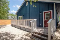 Beautiful Fenced 3Br 2BA Near Exciting Downtown - Bungalows