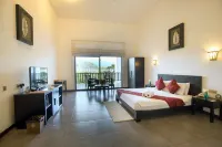 Grand Tamarind Lake Hotels near Kiri Vehera Temple