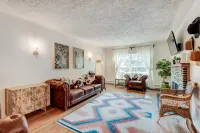 North House - Banff Mountain Home- the Real Rockies Experience โรงแรมในแบมฟ์