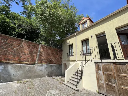 Hôtel Robespierre Ex Idéal hôtel Paris - Montreuil Отели рядом с достопримечательностью «Point de vue de la grande traverse - Parc Jean Moulin»