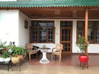 Cozy Solan Apartment with Stunning Views Hotels in Barog