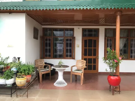 Cozy Solan Apartment with Stunning Views Отели в г. Солан