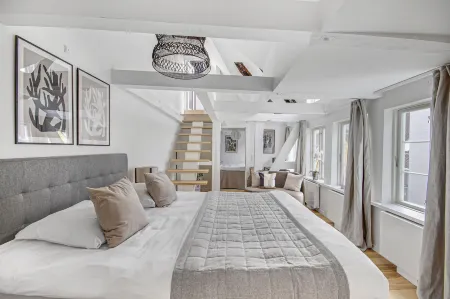 Sanders Regent - Smart Two-Bedroom Apartment Near Central Square Отели рядом с достопримечательностью «Памятник Хансу Кристиану Андерсену»