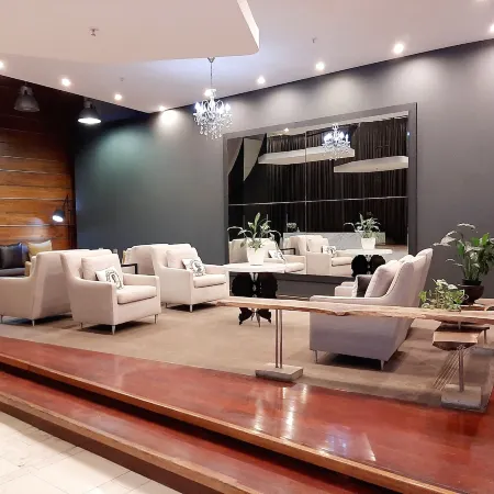 4 on Pritchard Luxury Suites Отели рядом с достопримечательностью «Браамфонтейн»